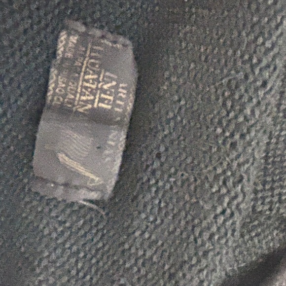 Elegant Black and White V-Neck Sweater - Picture 2 of 5